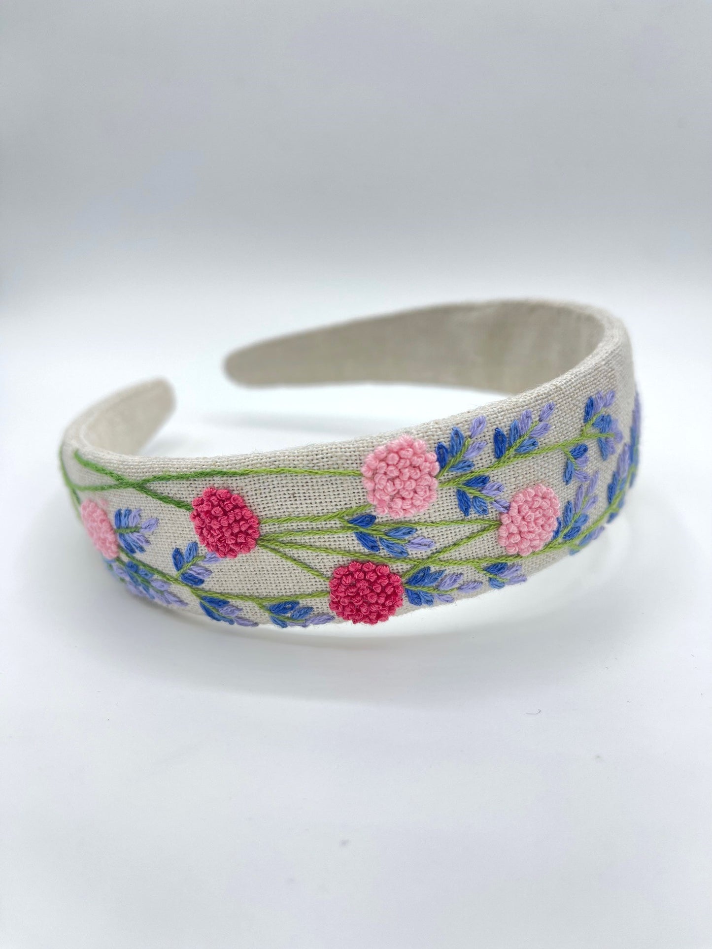 Handbestickter Haarreif Kleeblüte