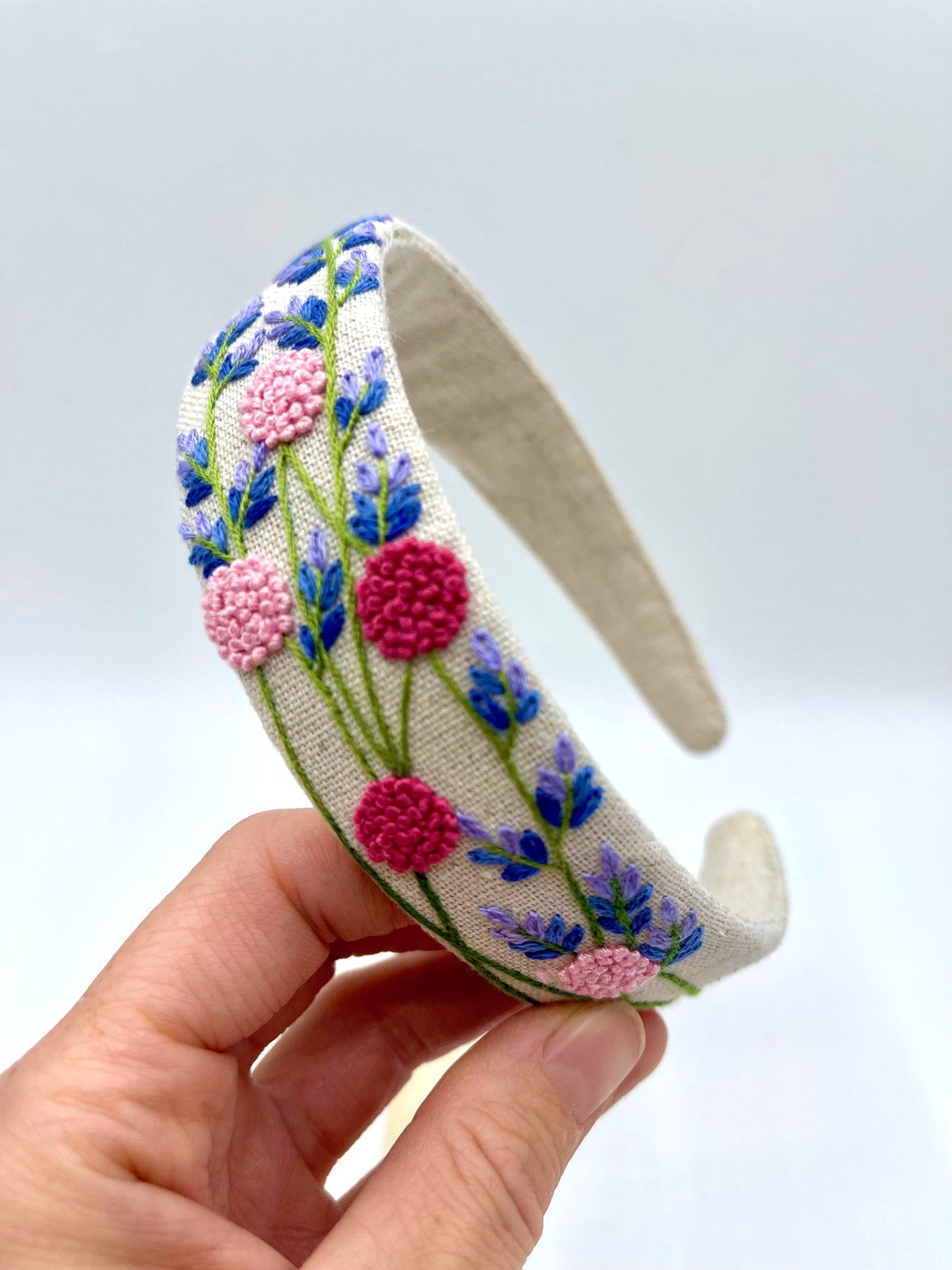 Handbestickter Haarreif Kleeblüte