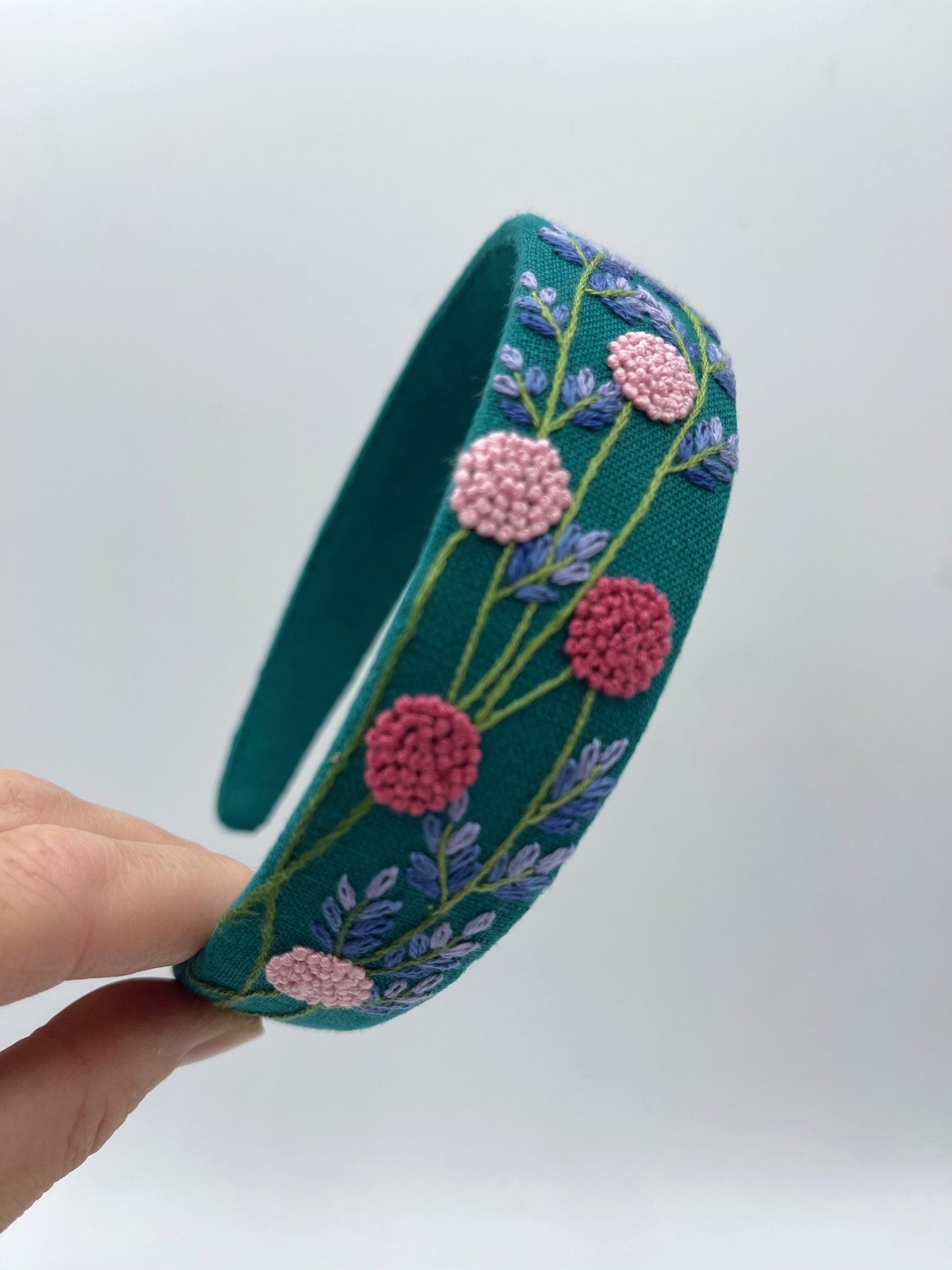 Handbestickter Haarreif Lavendelblüte