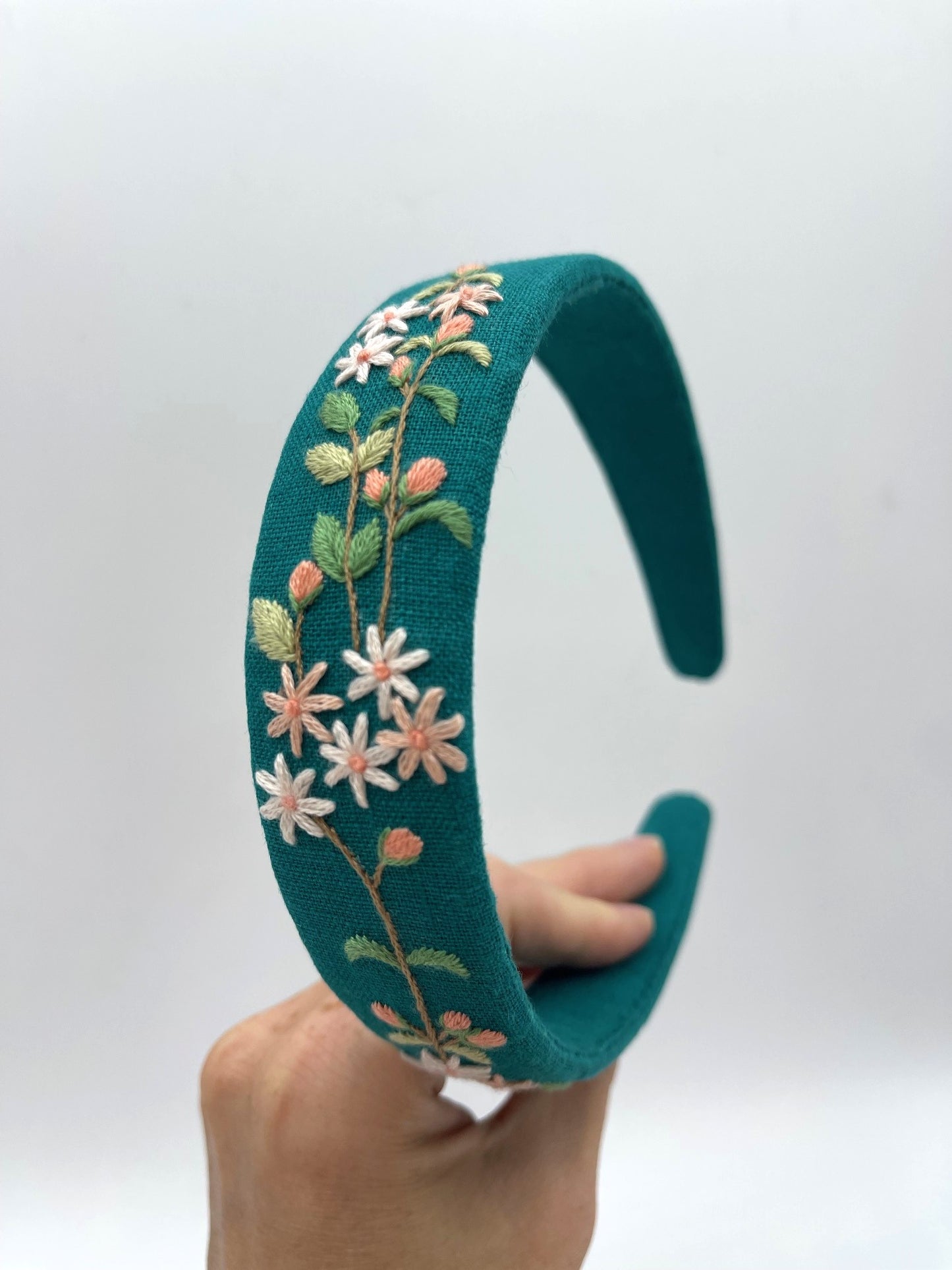 Handbestickter Haarreif Sommerblüte