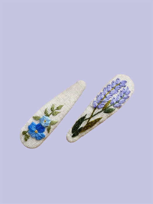 Handbestickte Haarspangen blaue Blüten - 2er Set