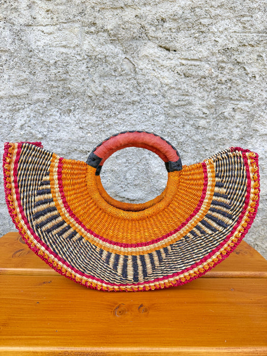 Handgeflochtene Bolga Handtasche in Melonenform aus Savannengras mit runden Ledergriffen