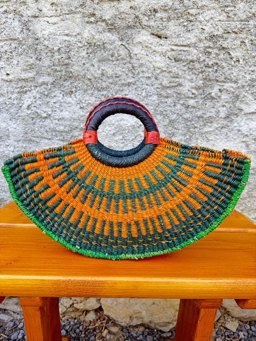 Handgeflochtene Bolga Handtasche in Melonenform aus Savannengras mit runden Ledergriffen