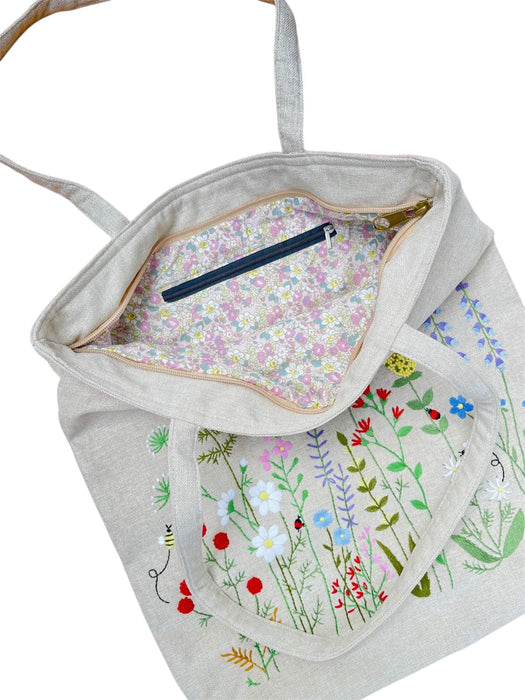 Handbestickte Einkaufstasche aus Baumwolle mit Blumenwiesen-Motiv und Reissverschluss