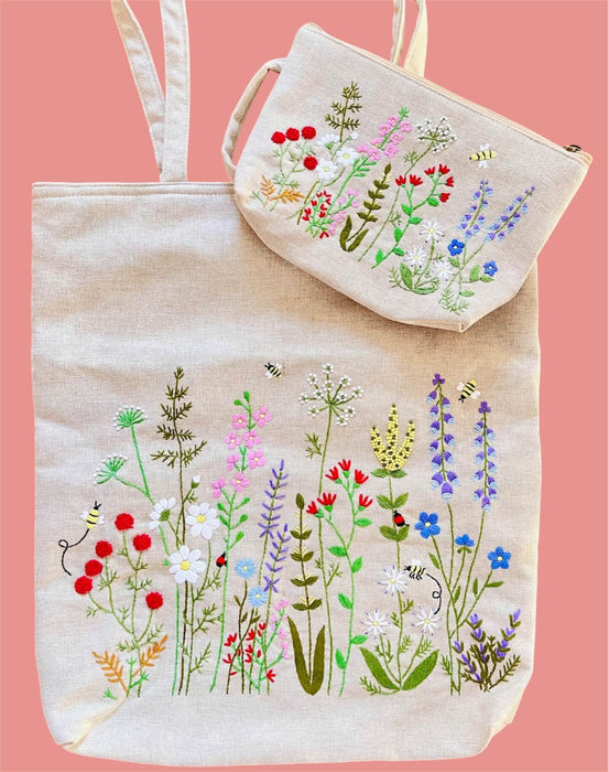 Handbesticktes Set aus Einkaufstasche und Täschli mit Blumenwiesen-Motiv aus Baumwolle