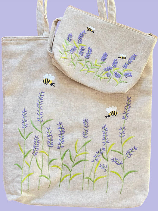 Handbesticktes Set aus Einkaufstasche und Täschli mit Lavendelblüten-Motiv aus Baumwolle
