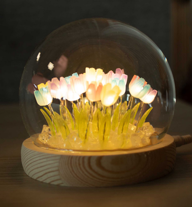 LED Blumen Glasglocke – 20 Tulpen mit Holzsockel