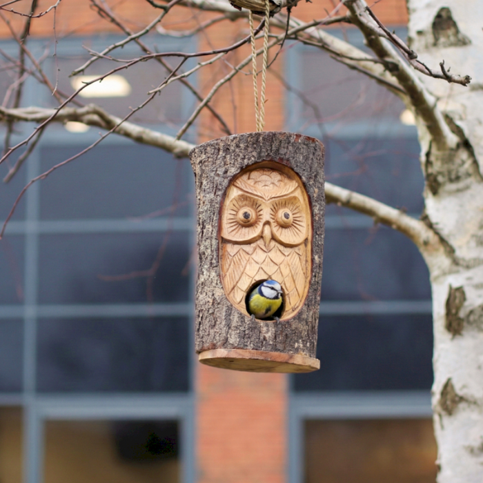 Vogelhaus Eule – Handgefertigtes Holz Vogelhäuschen mit Baumstamm Gesicht