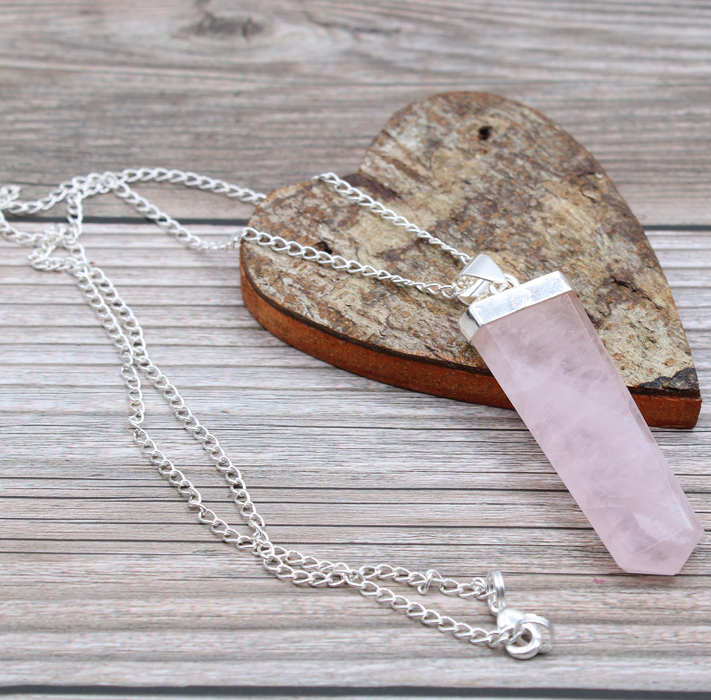 Rosenquarz Anhänger Stiftform – Edelstein Kette Herzstein