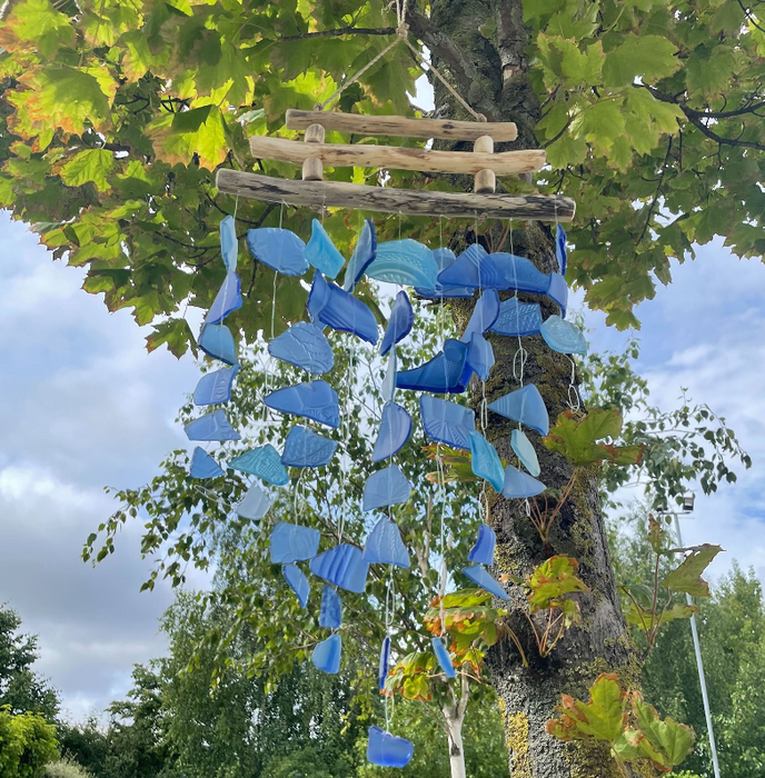 Windspiel aus recyceltem Glas – All Blues
