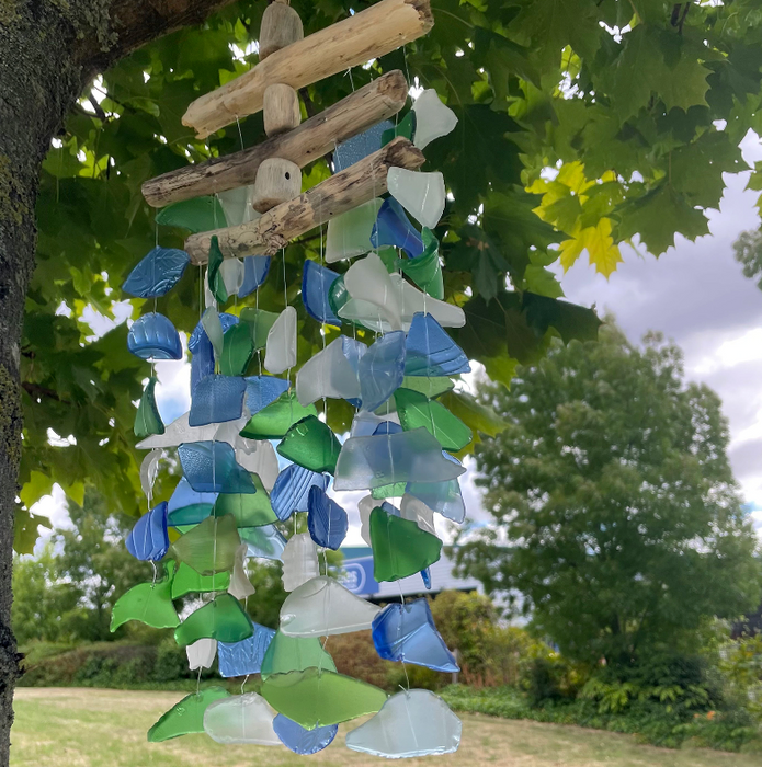 Windspiel aus recyceltem Glas – Grün / Weiss / Blau
