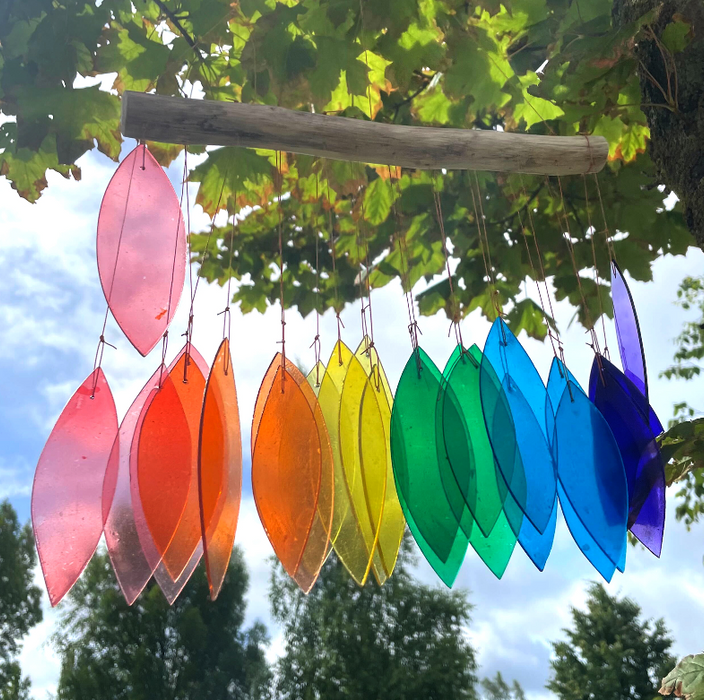Windspiel aus recyceltem Glas – Regenbogen