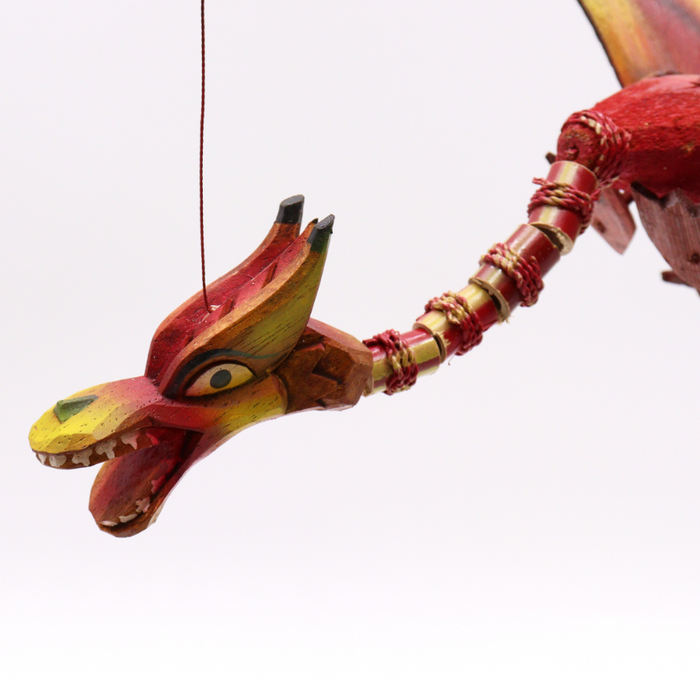 Natürliches Drachen-Mobile aus Kokosnuss – Rot