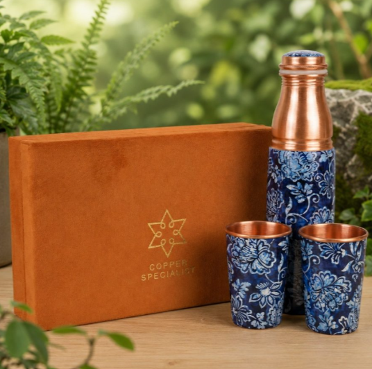 Kupferflaschen-Set Blue Flowers – Kupferflasche mit 2 Kupferbechern & Samt-Geschenkbox