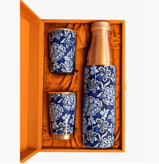 Kupferflaschen-Set Blue Flowers – Kupferflasche mit 2 Kupferbechern & Samt-Geschenkbox