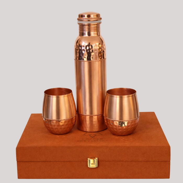 Kupferflaschen-Set 950 ml mit 2 Bechern – gehämmert | Samt-Geschenkbox