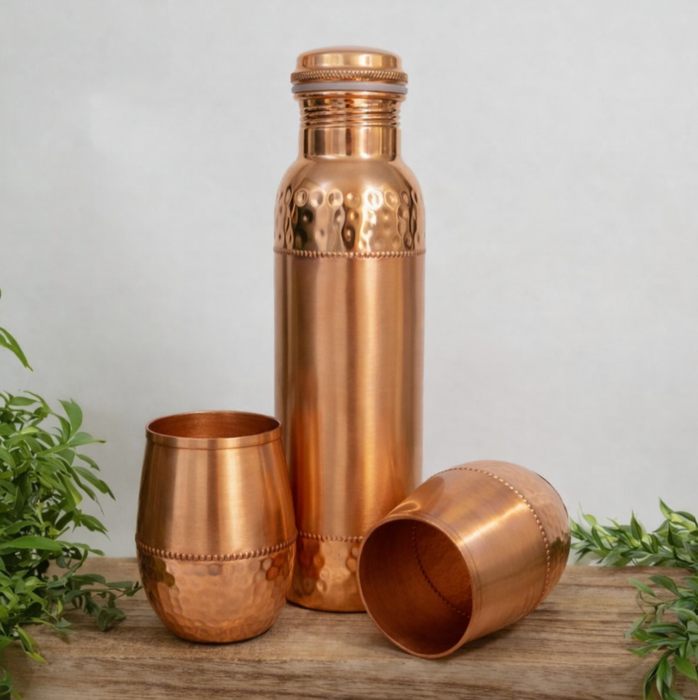Kupferflaschen-Set 950 ml mit 2 Bechern – gehämmert | Samt-Geschenkbox