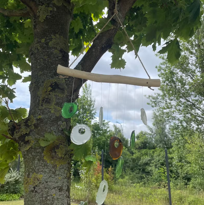 Windspiel aus recyceltem Glas & Treibholz – handgefertigt in Indonesien