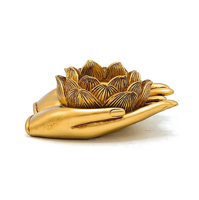 Goldfarbener Teelichthalter in Form von zwei Händen, die eine Lotusblume halten.