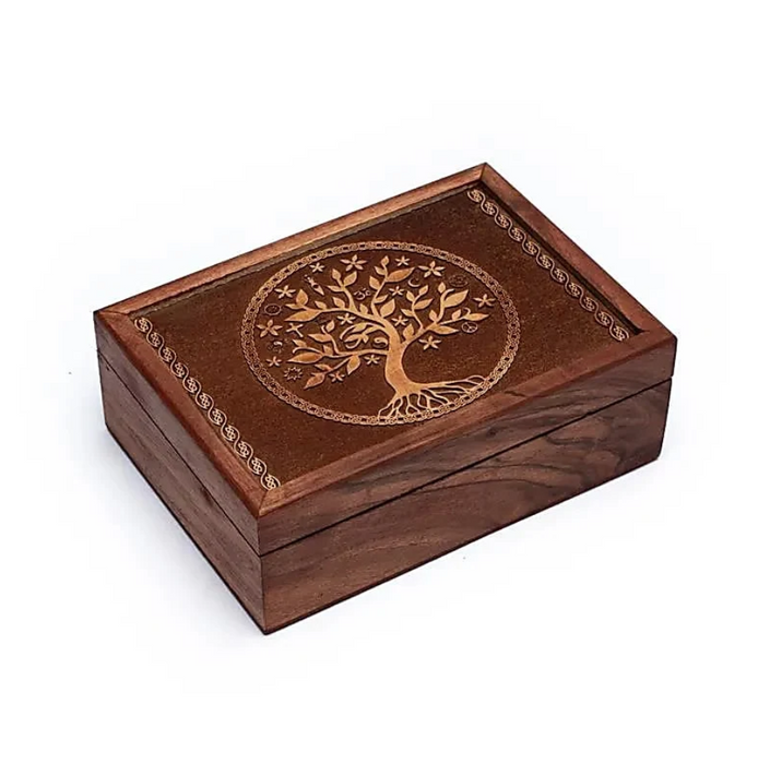 Braunes Tarotkästchen mit geschnitztem Baum des Lebens und dekorativer Umrandung auf dem Deckel