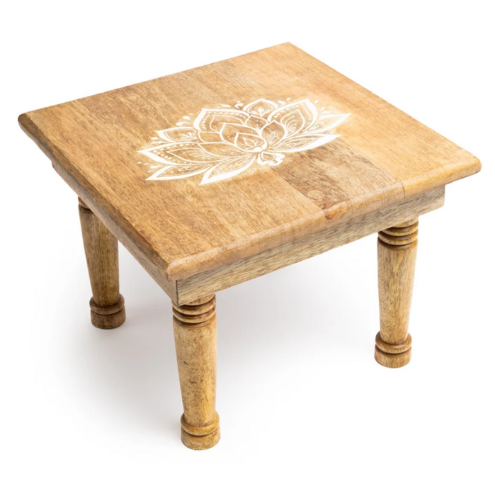 Quadratischer Dekotisch aus weiss lasiertem Mangoholz mit dekorativem Lotusblumen-Motiv